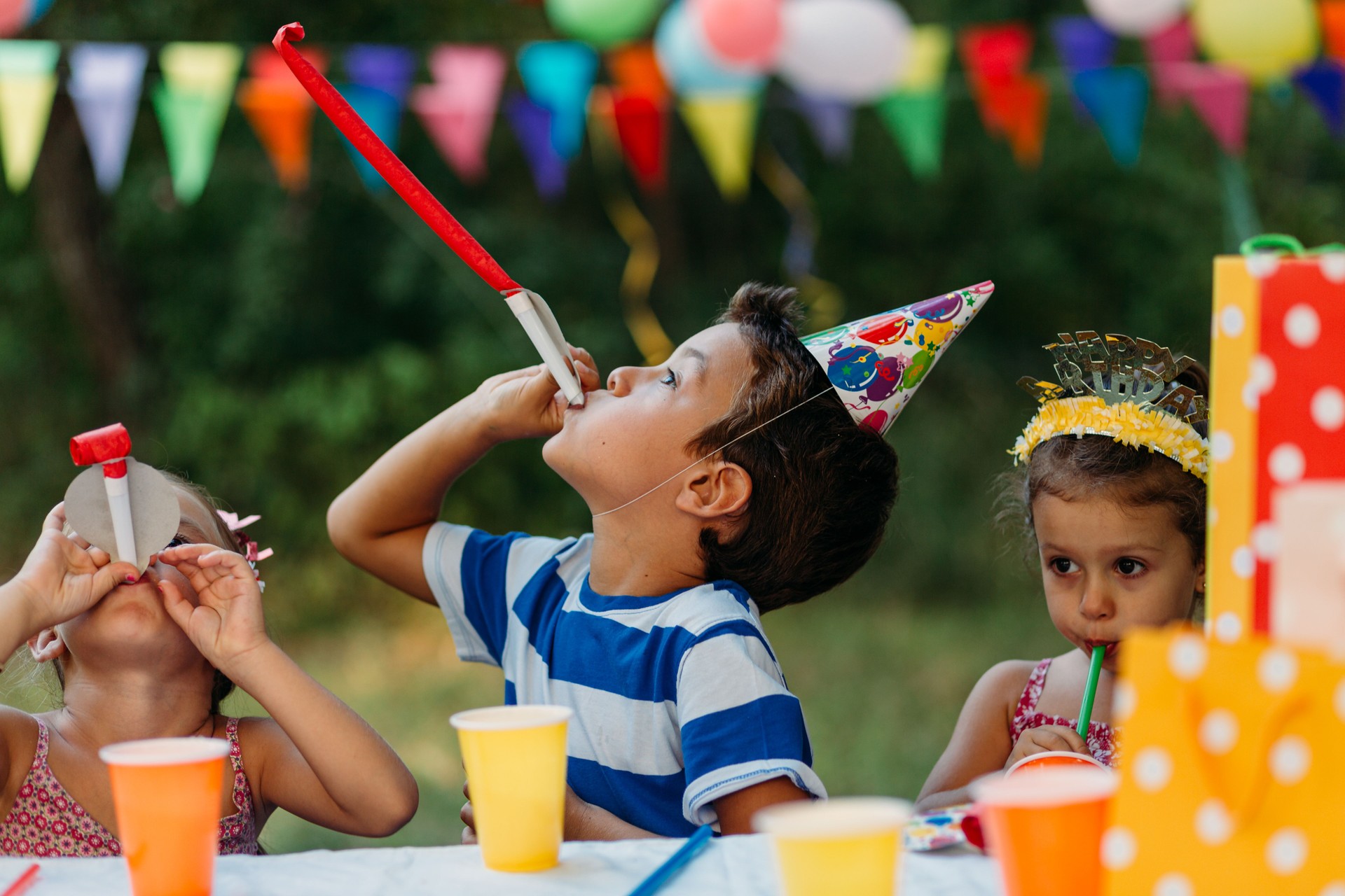 Children celebrate bithday in the yard